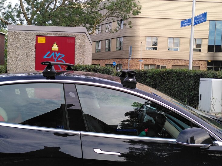 Dakdragerset voor de Tesla model 3 (afgebeeld is de wingbar zwart)