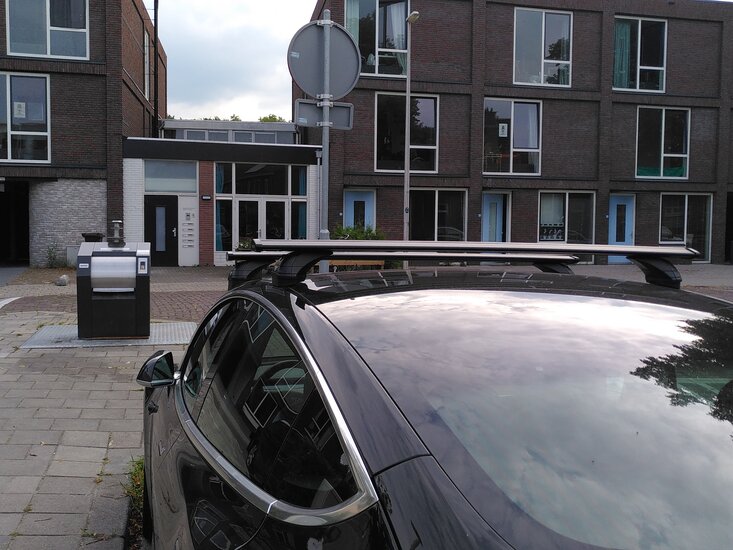 Dakdragerset voor de Tesla model 3 (afgebeeld is de wingbar zwart)