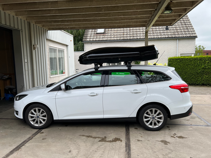 Ford Focus | N7 680 liter | Hoogglans zwart | Model Marlin